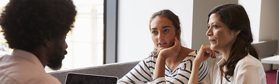 Une mère et sa fille recherchent les meilleurs filières d'orientation