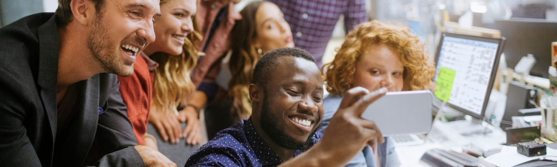 Groupe de collaborateurs prenant un selfie